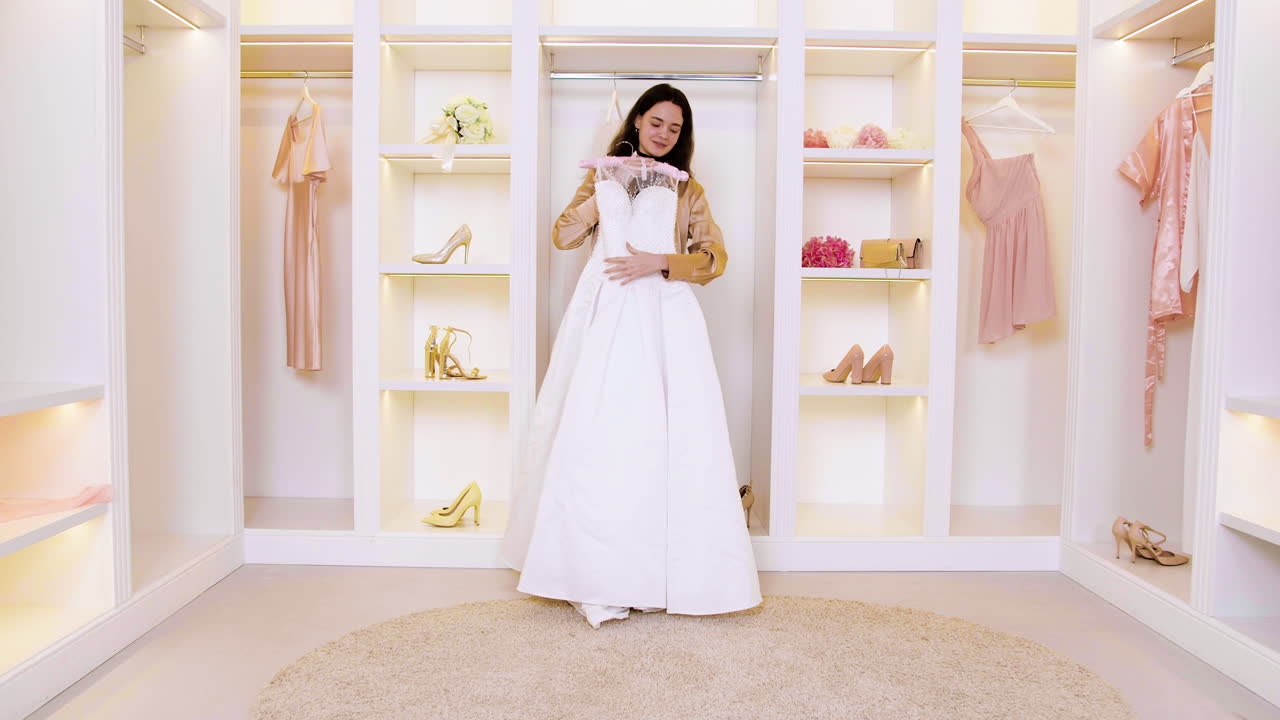 웨딩 드레스 가게 에 있는 백인 여자