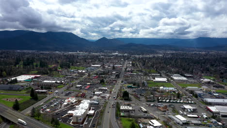 Aerial-of-Grants-Pass,-Oregon,-showing-city-and-Highway-5-with-traffic