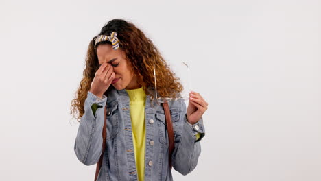 dolor de cabeza, estrés y la chica de la generación z con gafas