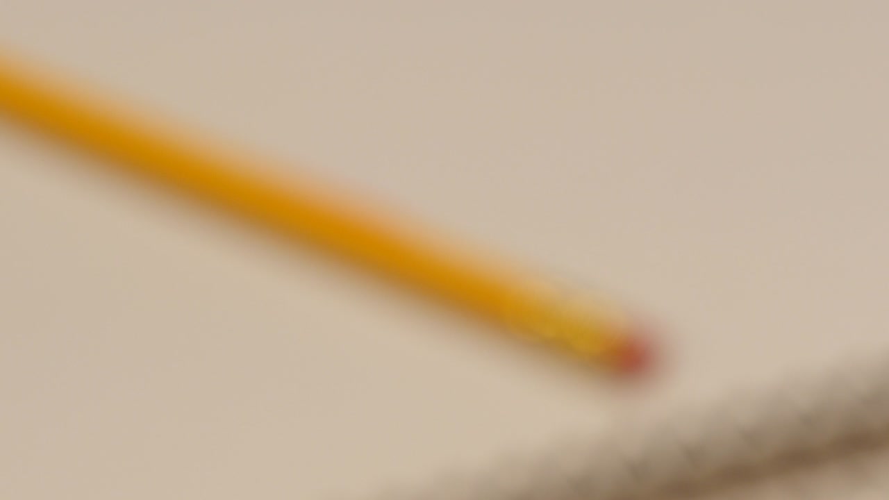 봄의 메모에 노란 연필