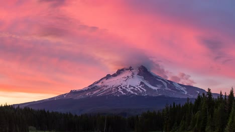 Cinemagrafía-De-Una-Hermosa-Vista-Del-Paisaje-De-Mt-Hood-Durante-Una-Espectacular-Puesta-De-Sol-Nublada