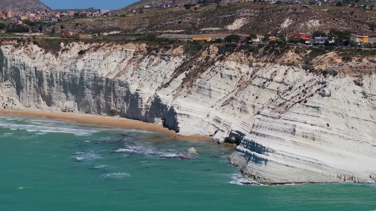 кинематографический устанавливающий дрон, снятый над лестницей турков - сицилия, италия