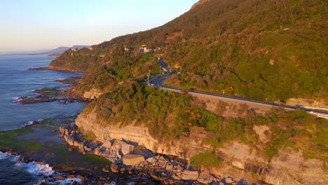 Highway-Am-Rande-Felsiger-Klippen-Mit-Dichtem-Wald-Entlang-Des-Grand-Pacific-Drive,-New-South-Wales,-Australien