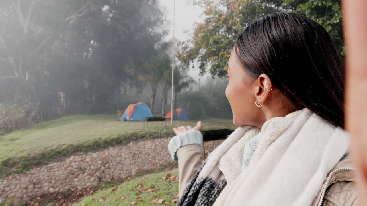 자연, 블로그와 캠프에 있는 젊은 여성