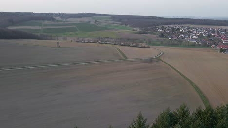 Riesige-Braune-Felder-Während-Eines-Frühen-Frühlingssonnenuntergangs-In-Deutschland