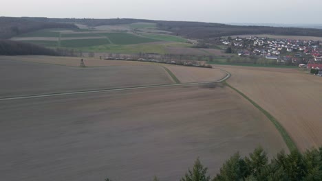 Gigantescos-Campos-Marrones-Durante-Una-Puesta-De-Sol-De-Principios-De-Primavera-En-Alemania