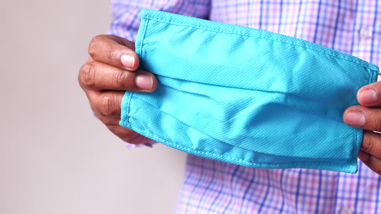 persona con una máscara facial azul