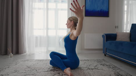 Heim-Yoga-Workout-Auf-Dem-Teppich-Am-Nachmittag.-Morgengymnastik-Und-Yoga-Kurs.-Komplexe-Yogaübungen-Für-Gleichgewicht-Und-Ausdauer