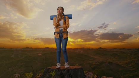un excursionista pensativo en la cima de la montaña al atardecer
