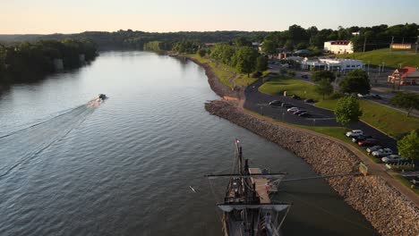 Fliegen-über-Die-Pinta-Replik,-Die-In-Clarksville-Am-Cumberland-River-Angedockt-Ist