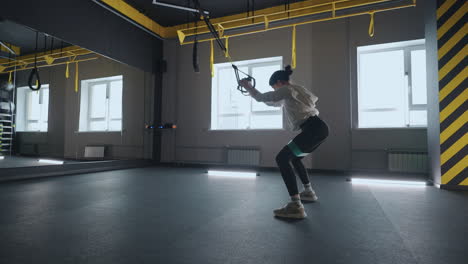 Ejercicios-De-Entrenamiento-Fitness-Trx-En-El-Gimnasio-Entrenamiento-De-Flexiones-De-Mujer.-Mujer-Atractiva-Haciendo-Ejercicio-Para-Las-Manos-En-El-Gimnasio.-Entrenamiento-Oblicuo-De-Crossfit-De-Abdominales-Centrales-Con-Correas-De-Fitness-En-El-Estudio-Del-Gimnasio.-Trx