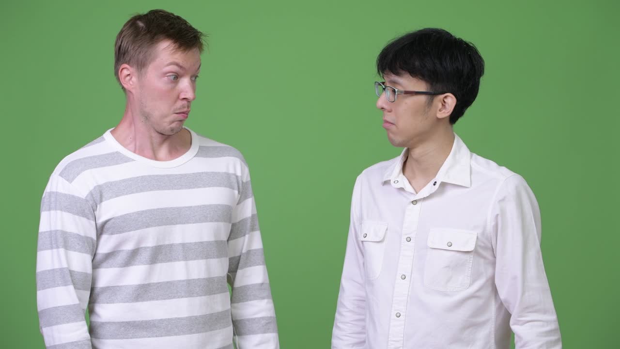 두 명의 젊은 다민족 사업가들이 서로 다른 결정으로 혼란스러워합니다.