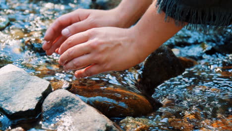 Wasser-Nehmen-Mit-Handvoll-Gebirgsbach-In-Zeitlupe