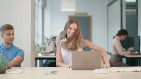 Junge-Frau-Fühlt-Sich-Beim-Coworking-Als-Siegerin.-Weingutsdame-Dreht-Sich-Auf-Stuhl-Um.