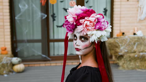 chica disfrazada en halloween