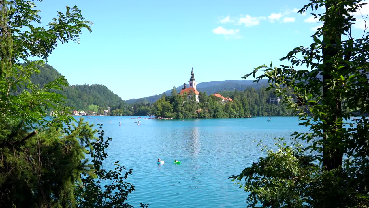 Il pittoresco Lago di Bled con la chiesa sull'isola