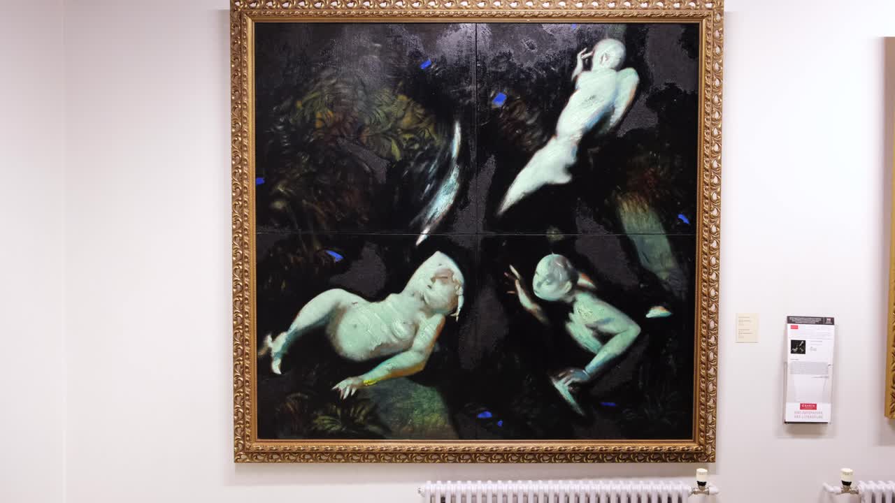 박물관 에서 누드 그림 을 보는 사람