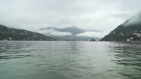 Dos-Costas-Del-Lago-De-Como-Cubiertas-De-Nubes-Bajas