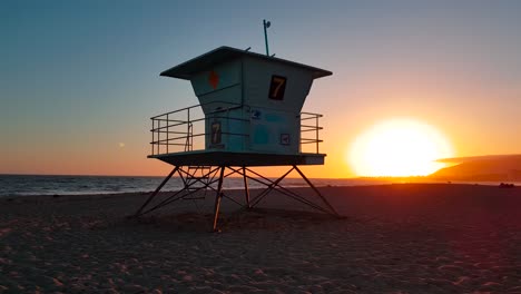 Tiro-Alrededor-De-La-Casa-Del-Salvavidas:-Torre-Al-Atardecer-En-La-Playa-Estatal-De-San-Buenaventura-En-Ventura,-California,-Estados-Unidos