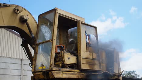 máquina de excavadora en el depósito de chatarra 4k