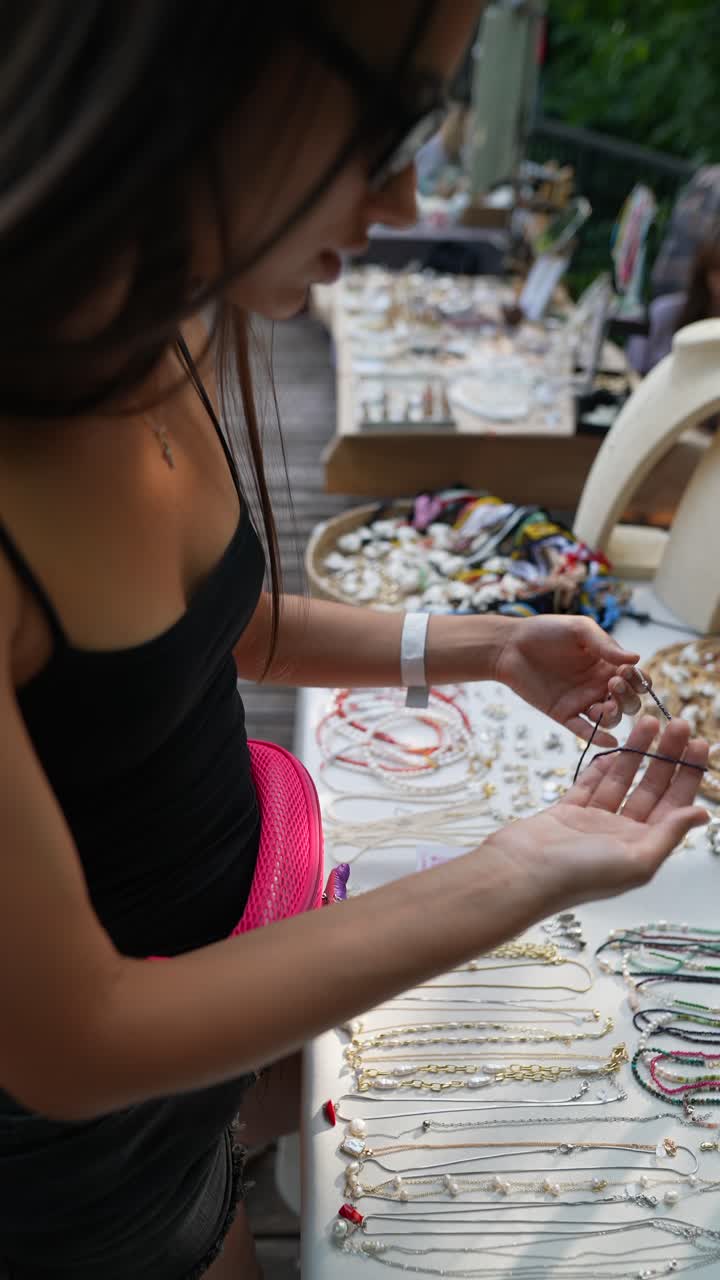 mujer mirando joyas en un mercado