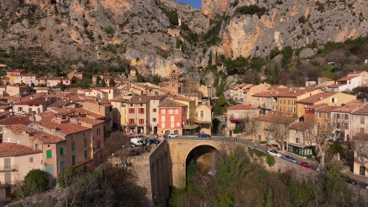 Vista aérea de un pueblo francés en un acantilado con vistas panorámicas al sur