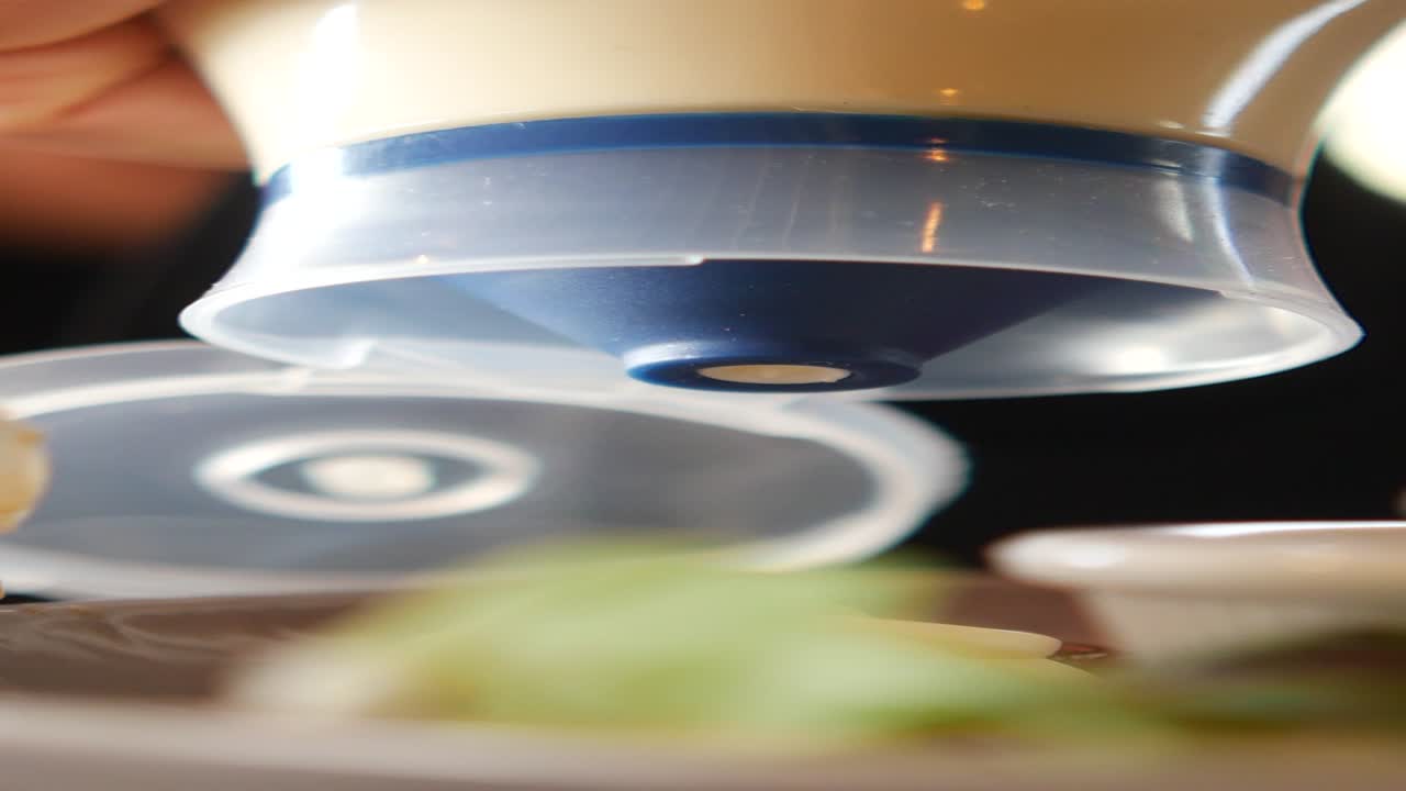 음식에 마요네즈를 부는 것