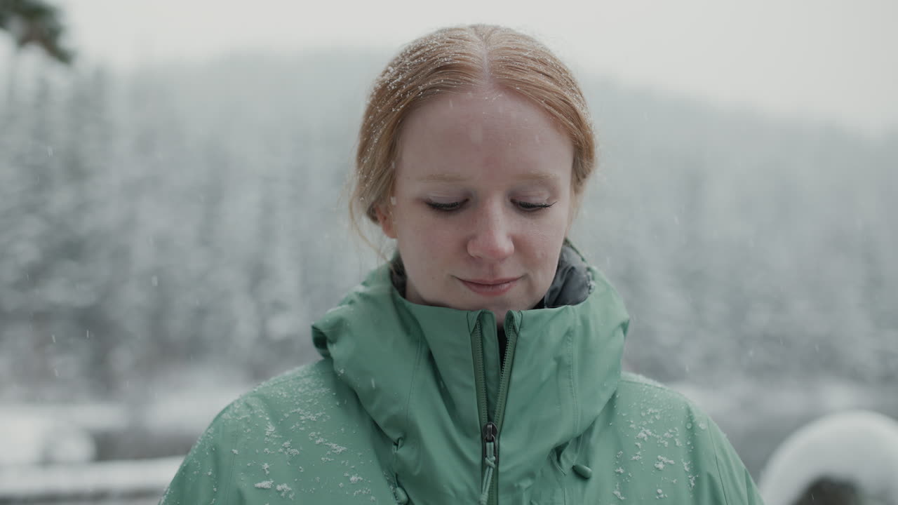 Женщина в зимнем лесу