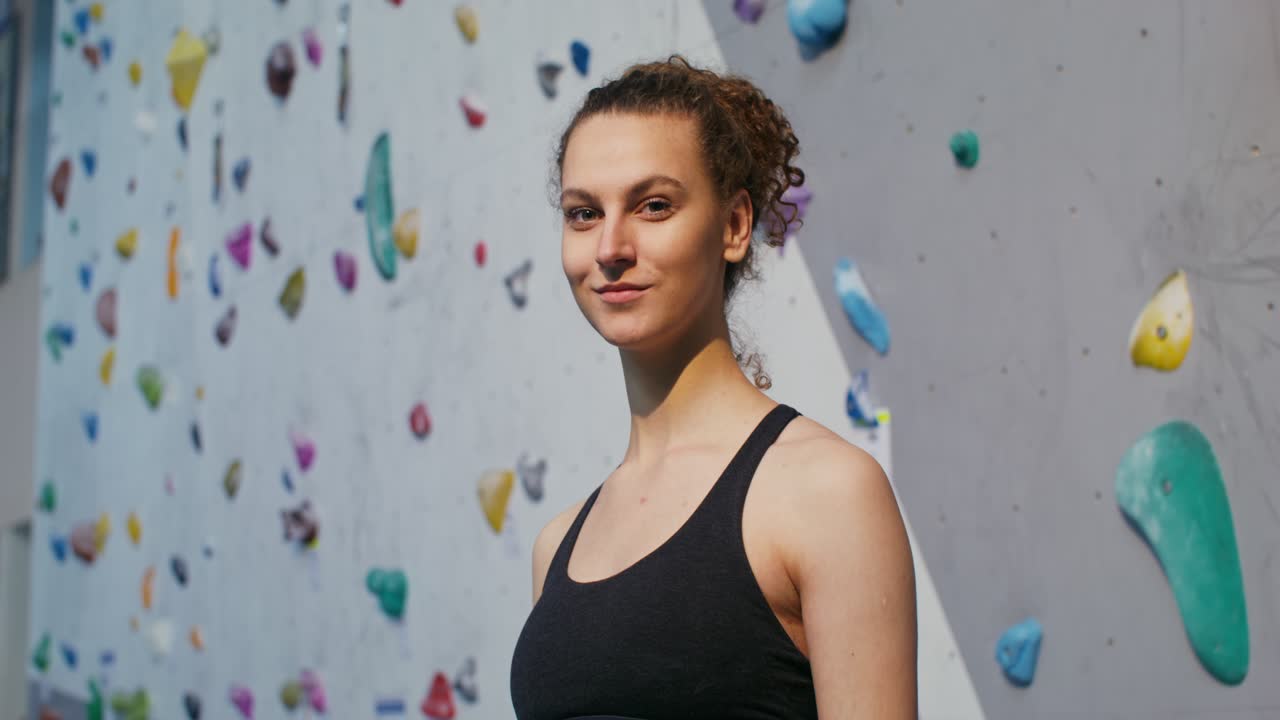 mujer en el gimnasio de escalada