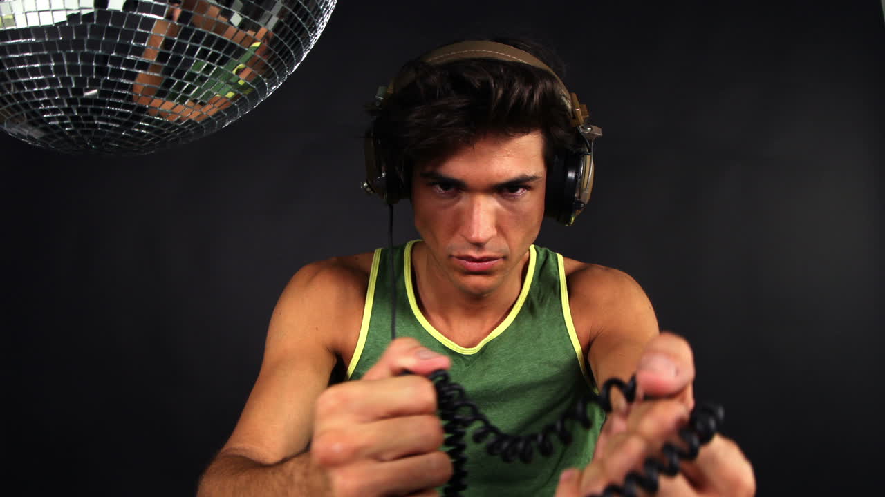 escuchando musica 136