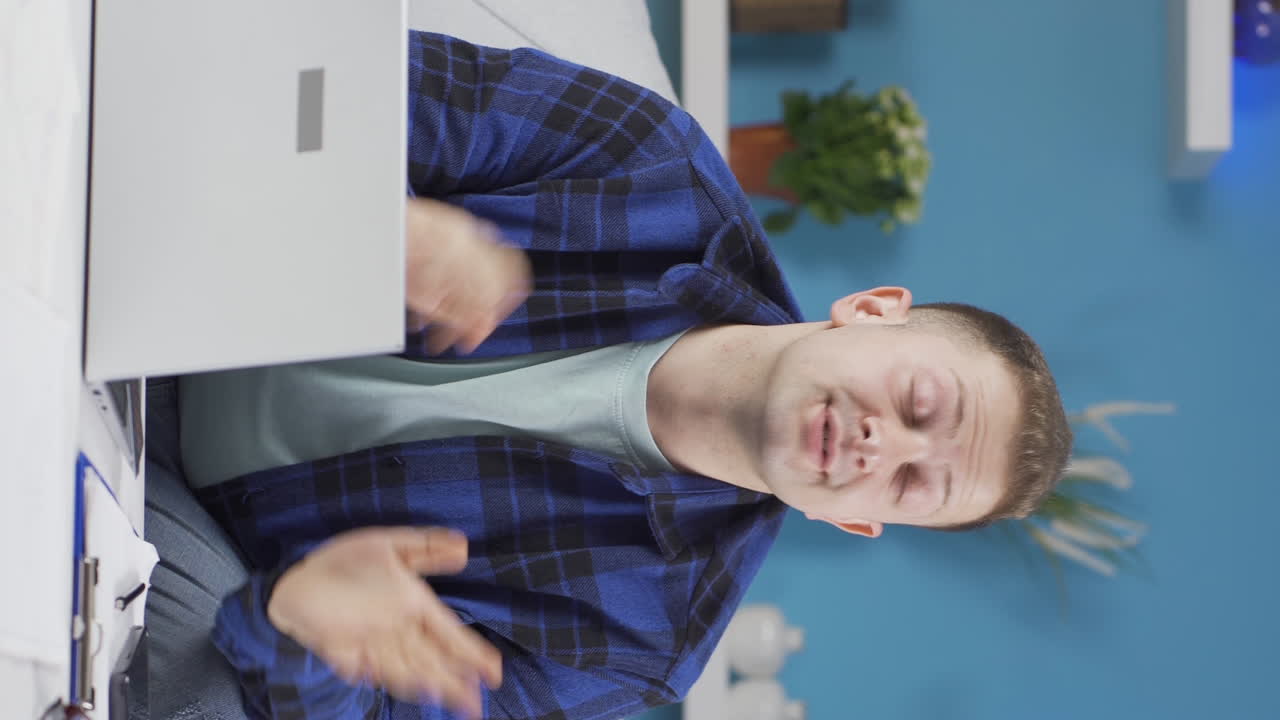 홈 오피스 근로자의 수직 비디오 남자가 카메라를 향해 고개를 끄덕이고, 아니, 아니라고 말합니다.