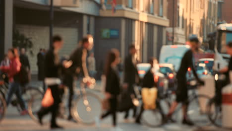 Gente-Borrosa-Caminando-En-Bicicleta-Por-La-Ciudad