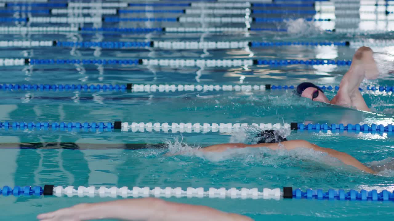 수영장 에서 수영 하는 수영자 들