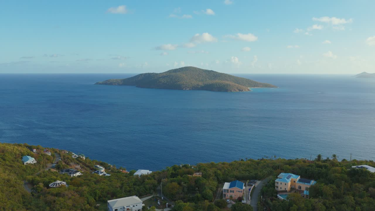 Città di Charlotte Amalie con vista sull'Isola Grande Hans Lollik nelle Isole Vergini Americane. Ripresa Aerea