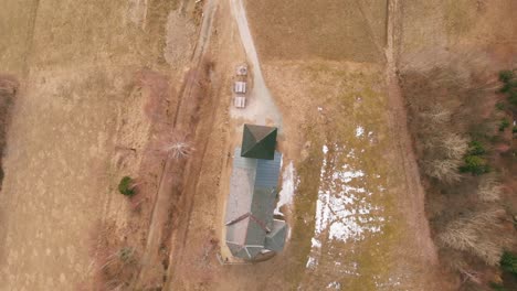 Vista-De-Pájaro-De-Una-Iglesia-En-Medio-De-Una-Colina-Cubierta-De-Hierba