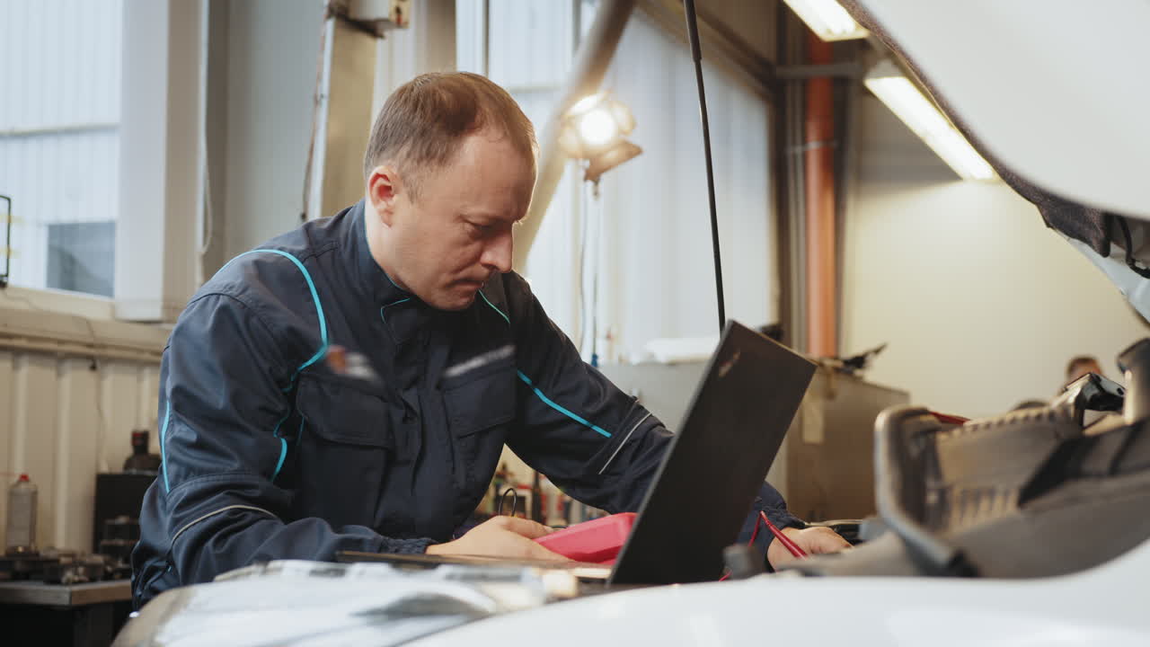 mecánico de automóviles trabajando en un coche en un taller de reparación