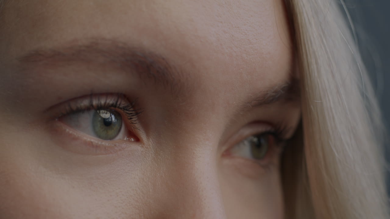 primer plano de los ojos de una mujer.