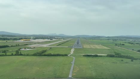 vista desde la cabina de un jet durante el aterrizaje en un aeropuerto del norte de españa por la tarde