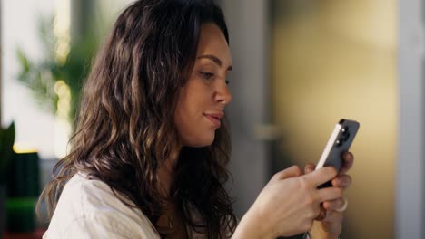 mujer usando un teléfono inteligente
