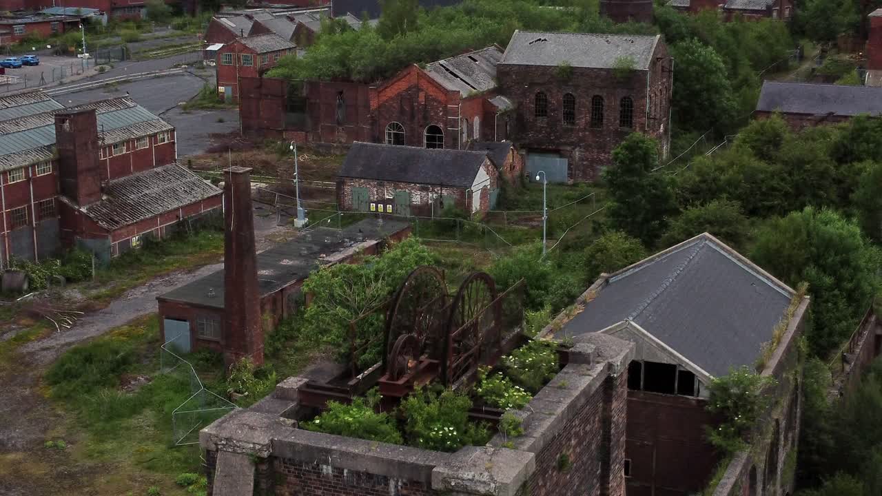 버려진 낡은 석탄 샤프트 부식 바퀴 산업 박물관 건물 공중 상승 전망