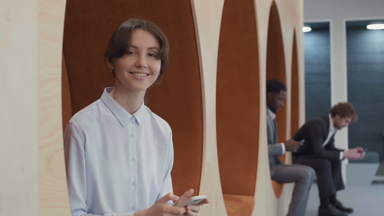 retrato de una joven empresaria usando un teléfono inteligente