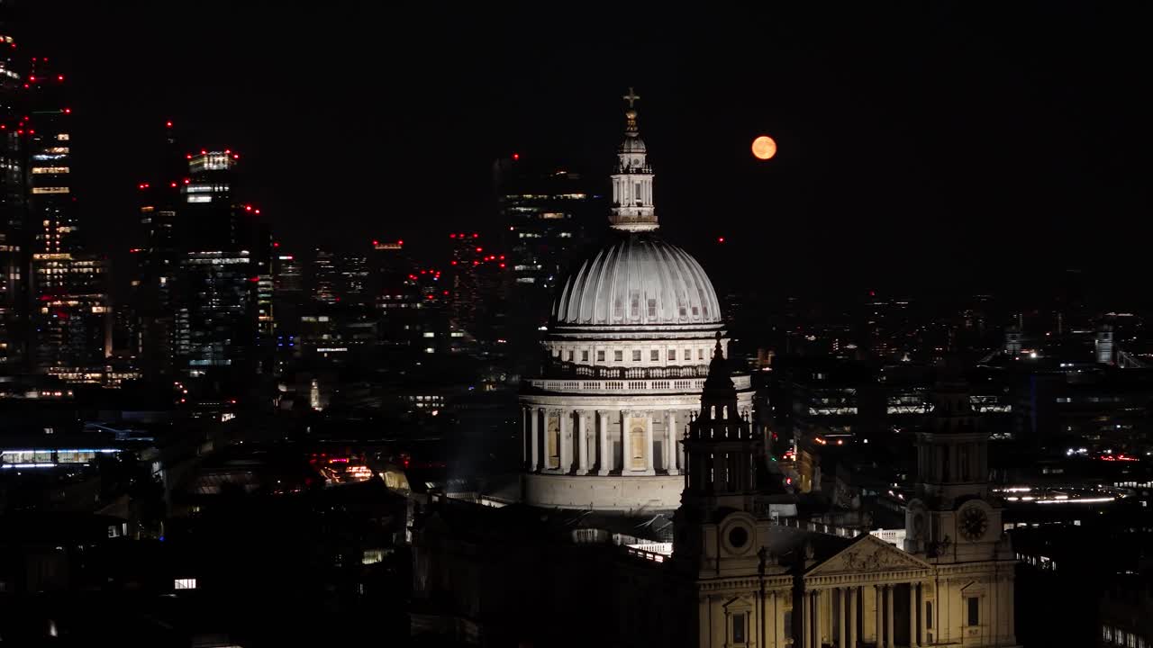 Filmato drone della Cattedrale di St Paul a Londra illuminata sotto una luna piena, che cattura un drammatico paesaggio urbano notturno con un'atmosfera cinematografica e un'architettura iconica