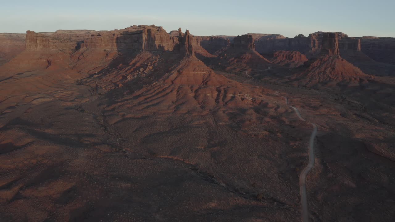 Veduta aerea di formazioni desertiche all'alba nella Valle degli Dei - Utah