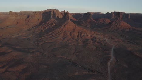 Luftaufnahme-Von-Wüstenformationen-Bei-Sonnenaufgang-Im-Valley-Of-The-Gods---Utah