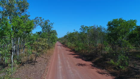 toma aérea de un camino interior de tierra de australia