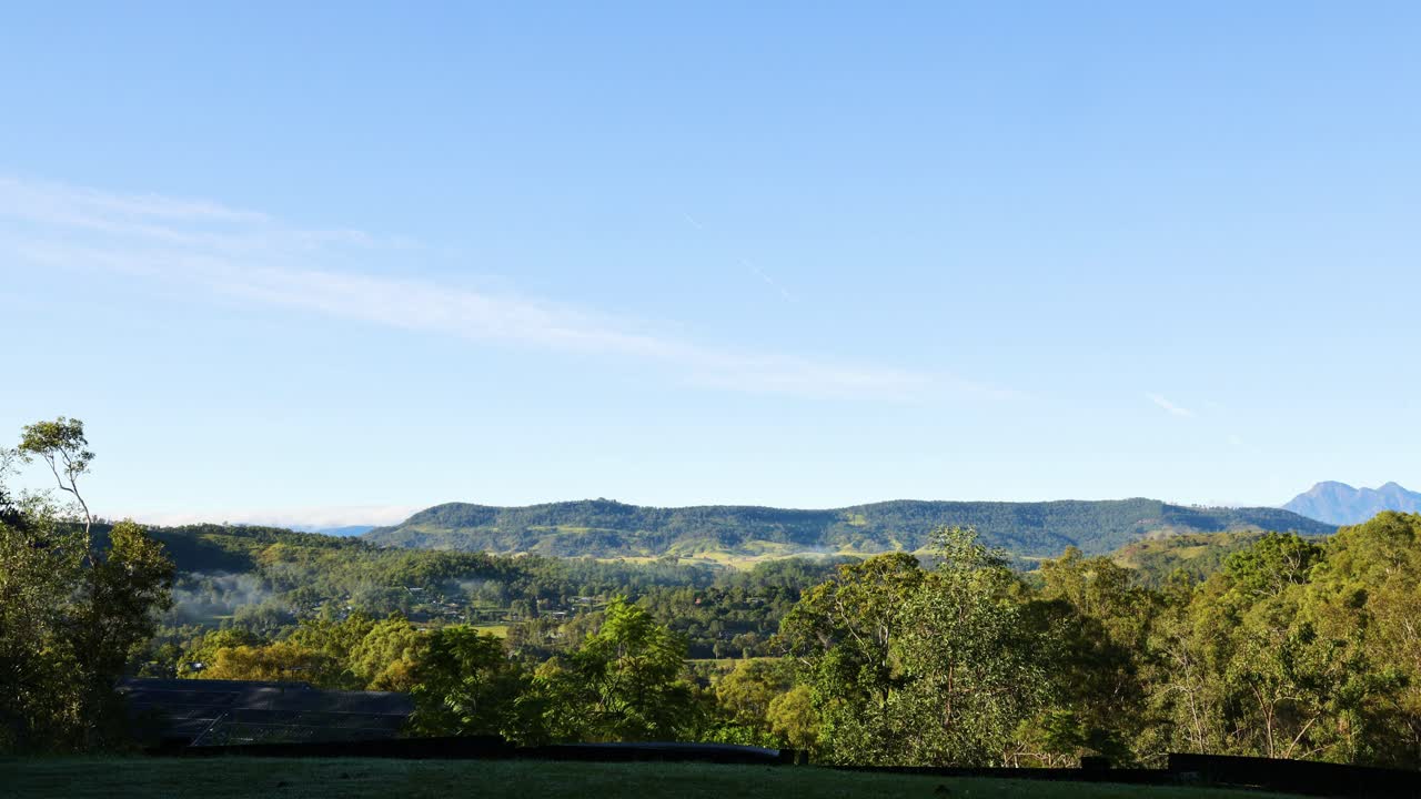 산 위를 이동하는 구름의 시간 간격