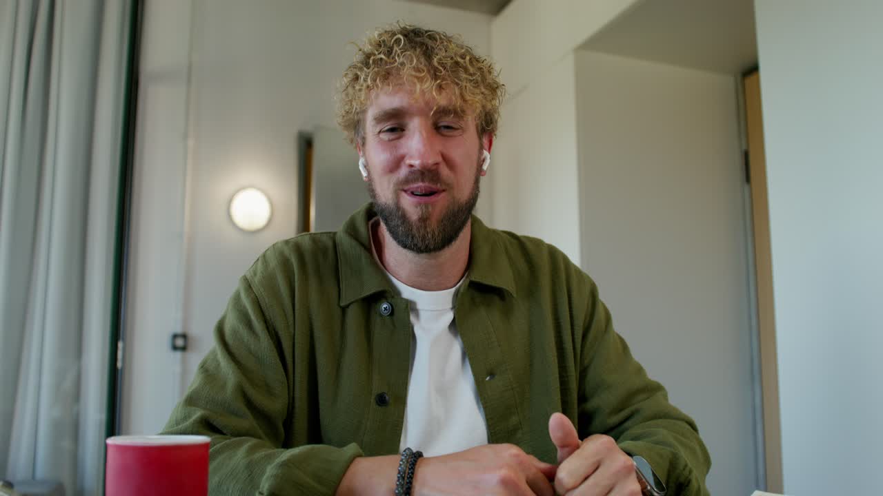Uomo in una videoconferenza