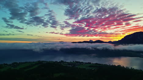 Cielo-Nublado-Con-Tonos-De-Puesta-De-Sol-Adornando-El-Lago-Attersee,-Vista-Aérea