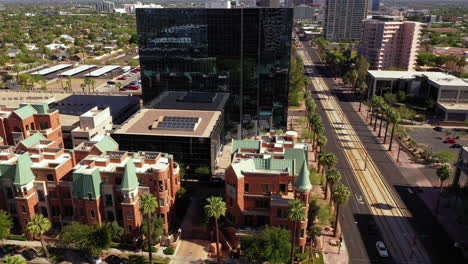 exterior de un centro de alojamiento para estudiantes y un complejo de casas adosadas en la ciudad de phoenix, arizona