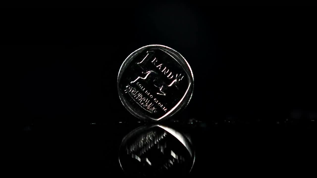 moneda girando sobre un fondo negro